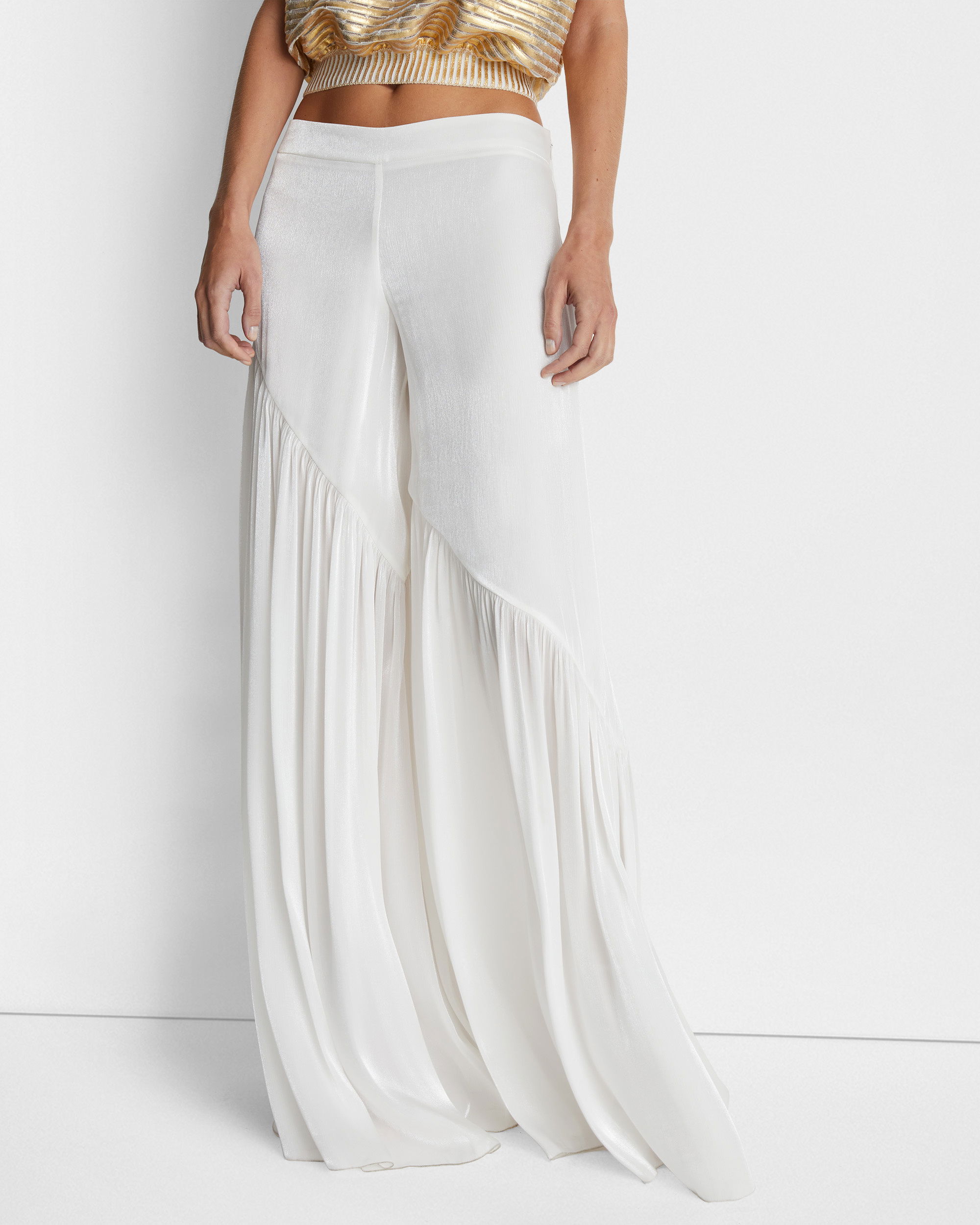 Loose-fitting pants with an asymmetrical design