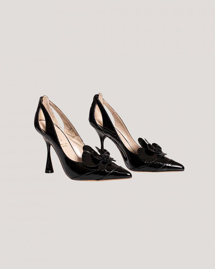 Pumps with patent leather orchid