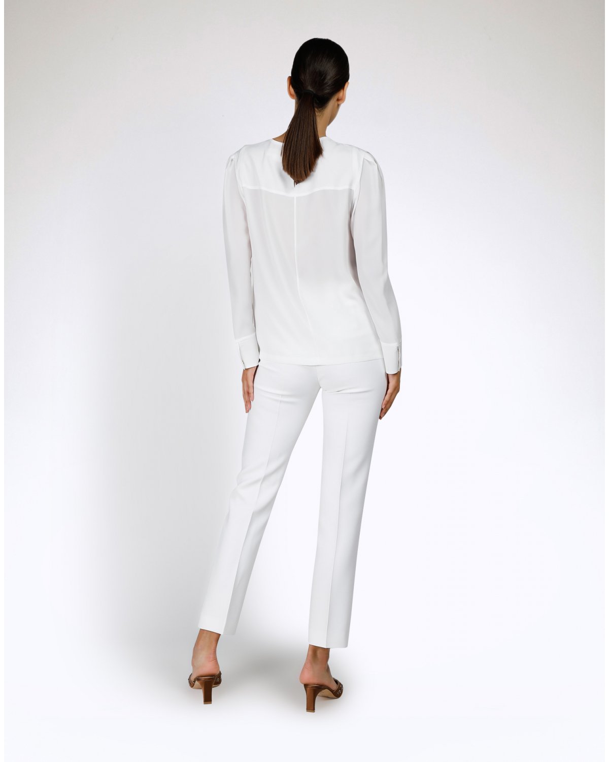 White high-rise trousers | | Genny