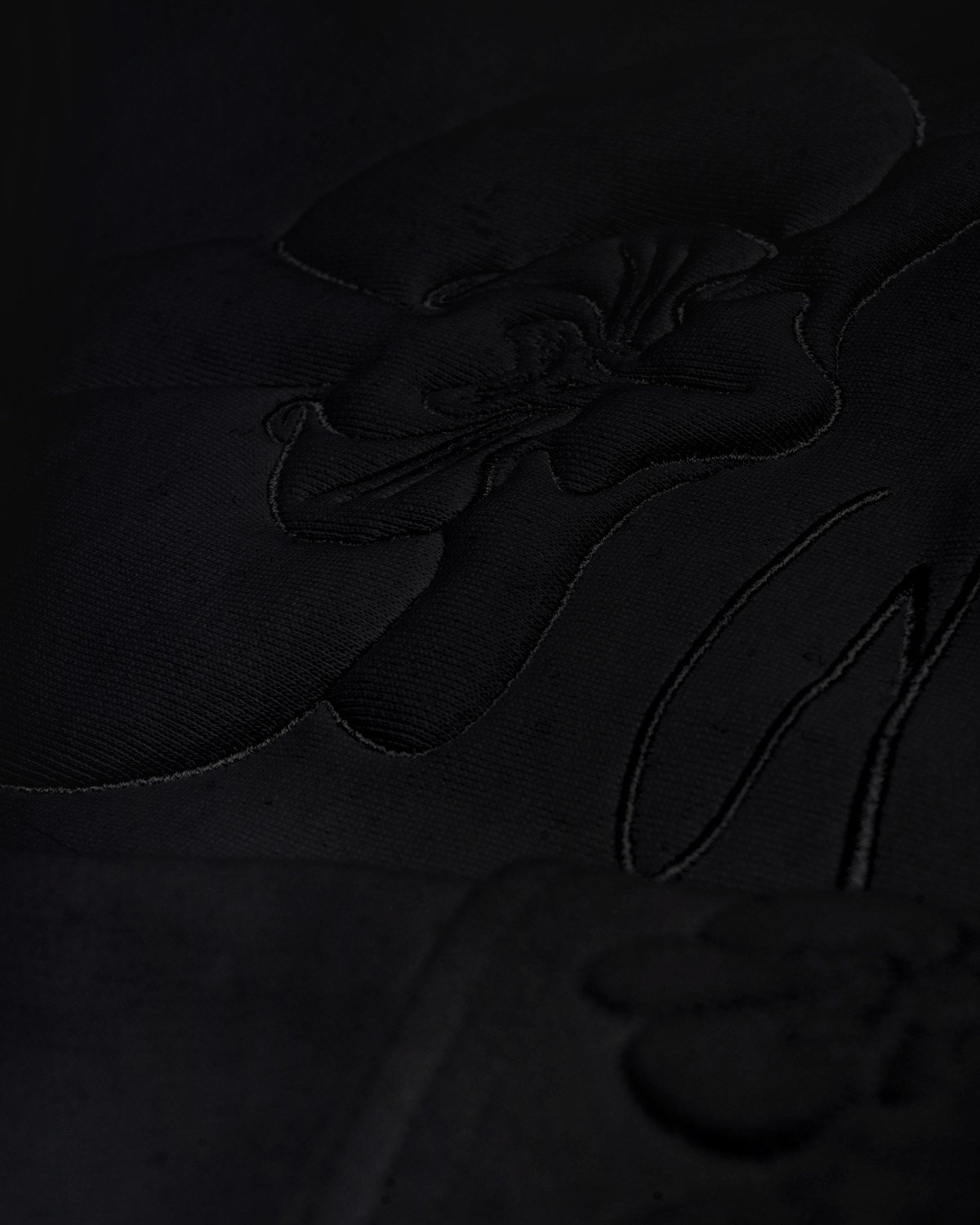 Felpa nera girocollo con orchidea in rilievo | | Genny