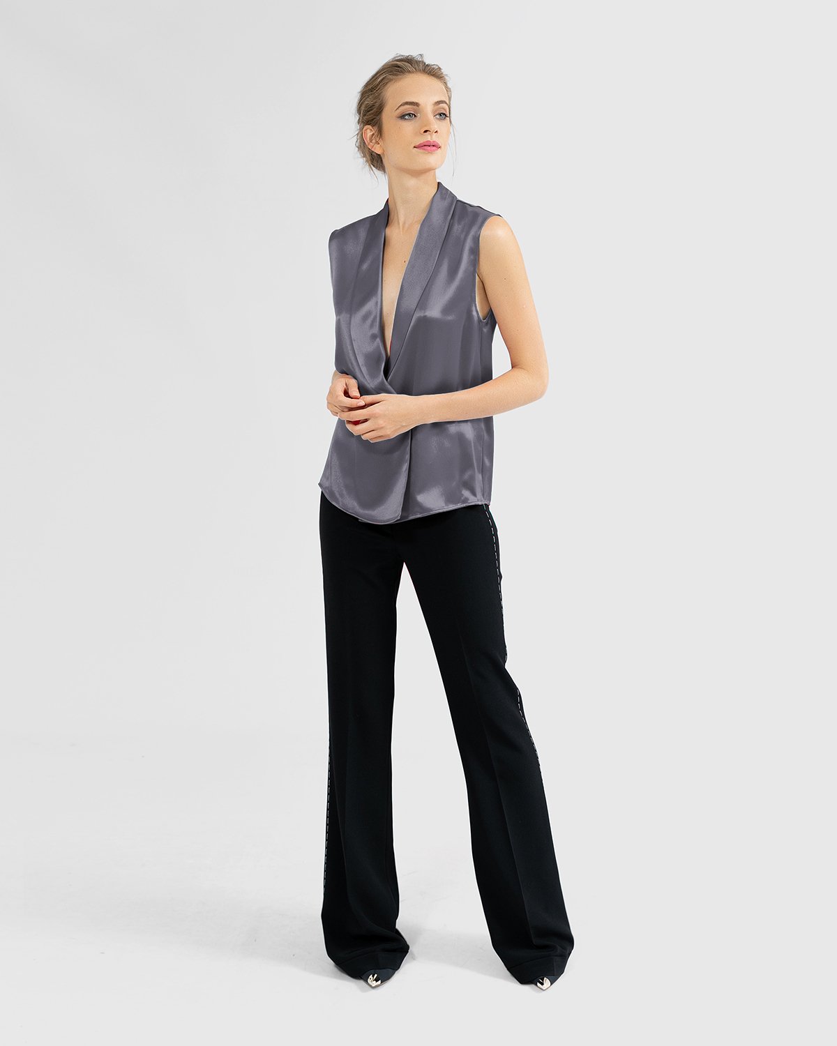 Grey sustainable silk sleeveless blouse | The sustainable wardrobe | Genny