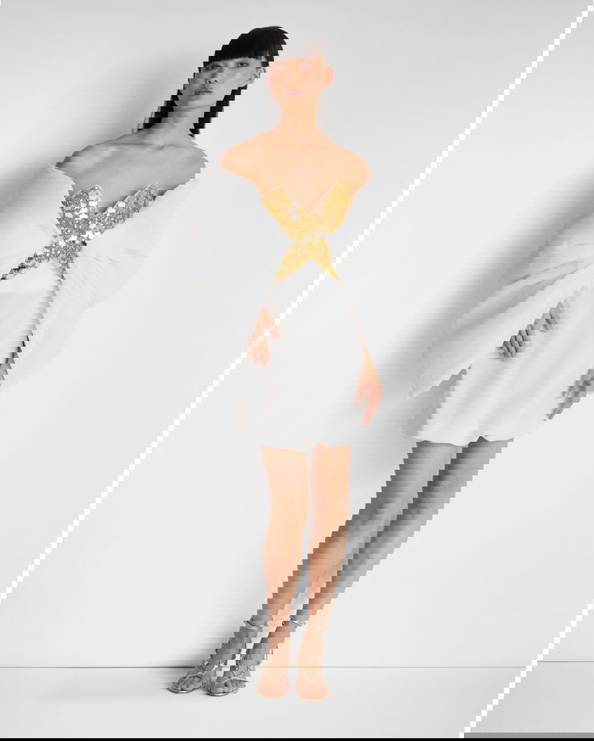 Voluminous dress with X insert
